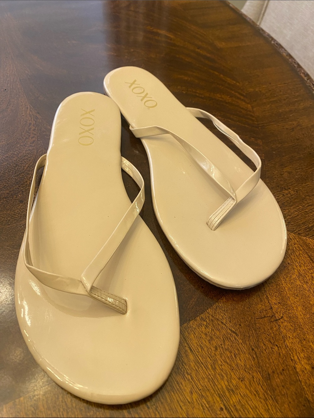 XOXO Women's Beige Patent Flip Flop Sandals